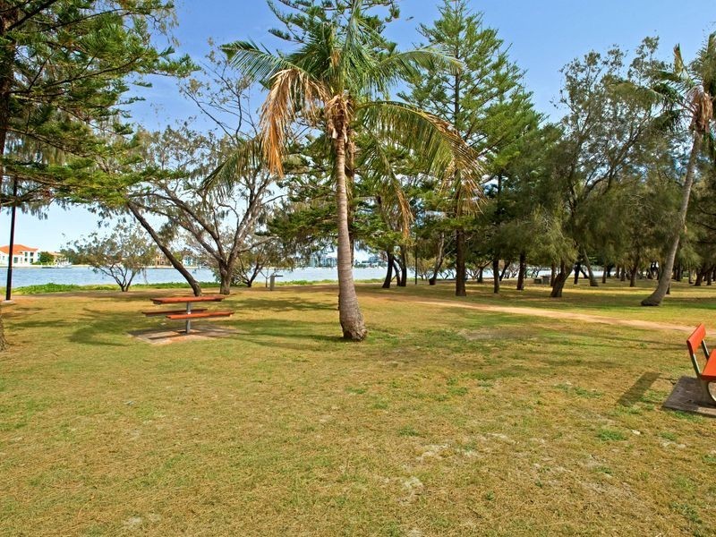 2/130 The Esplanade, Paradise Point QLD 4216