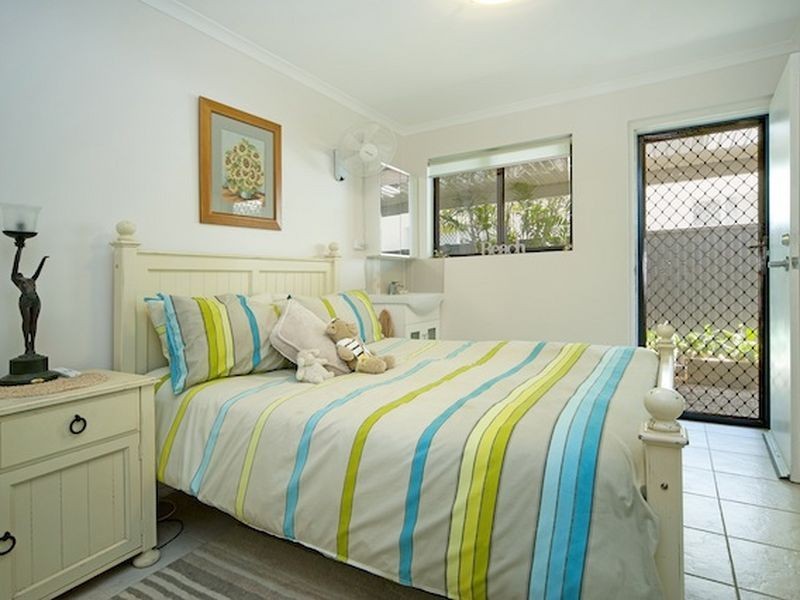 40 Abalone Avenue, Paradise Point QLD 4216