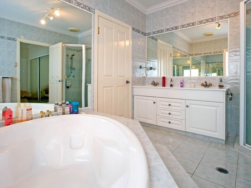 2/130 The Esplanade, Paradise Point QLD 4216