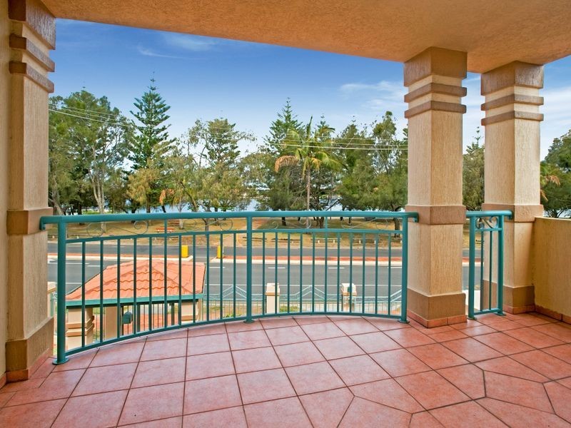 2/130 The Esplanade, Paradise Point QLD 4216