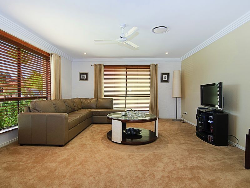 15 Waterside Esplanade, Helensvale QLD 4212