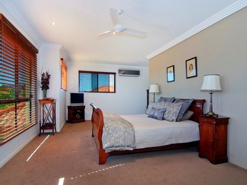 15 Waterside Esplanade, Helensvale QLD 4212