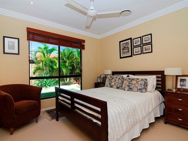 15 Waterside Esplanade, Helensvale QLD 4212