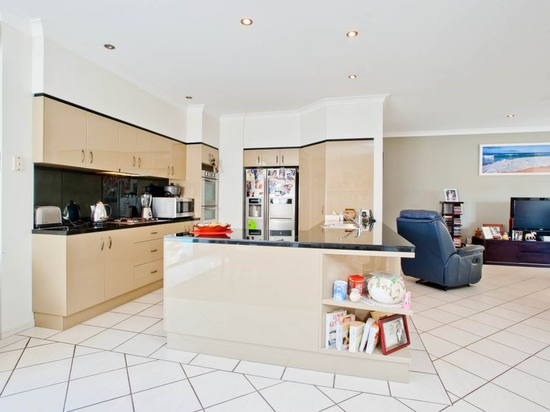 1/18 Ocean Street, Runaway Bay QLD 4216