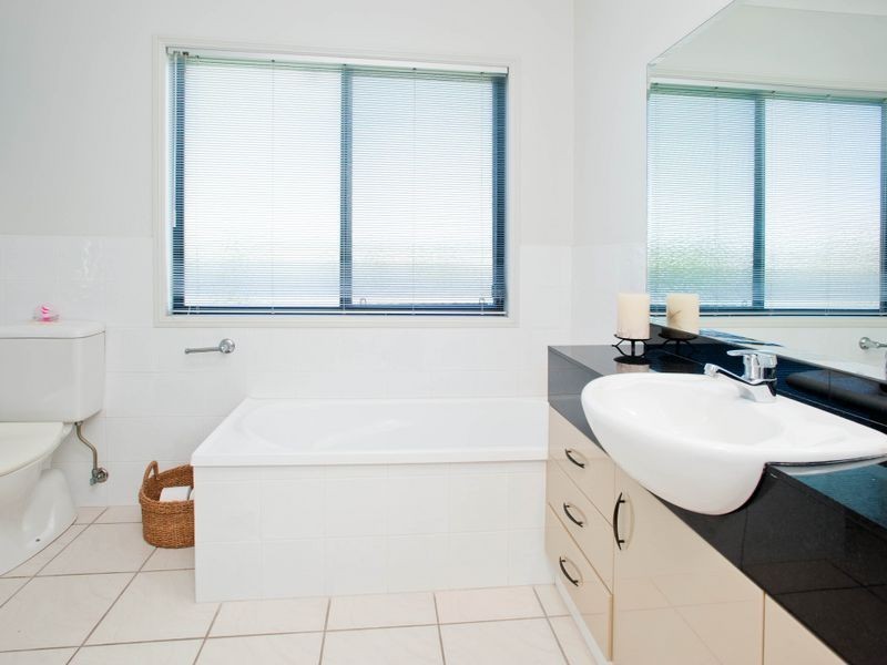 1/18 Ocean Street, Runaway Bay QLD 4216