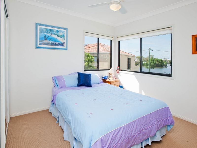 1/18 Ocean Street, Runaway Bay QLD 4216