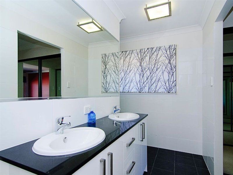 16 Dobell Avenue, Paradise Point QLD 4216