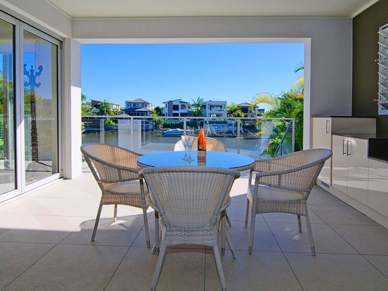 8 Onshore Place, Helensvale QLD 4212