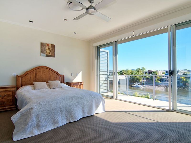 8 Onshore Place, Helensvale QLD 4212