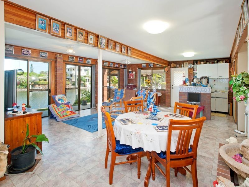 17 Erave Avenue, Runaway Bay QLD 4216