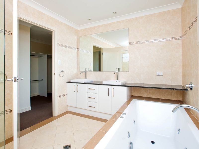 23A Eider Avenue, Paradise Point QLD 4216