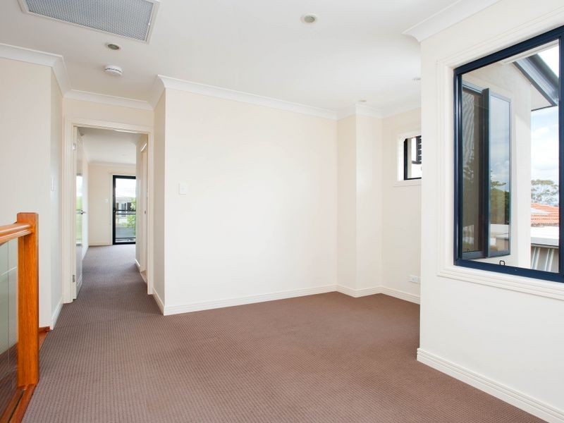 23A Eider Avenue, Paradise Point QLD 4216