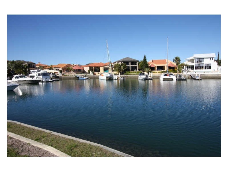 10 Queen Guineveres Place, Sovereign Islands QLD 4216