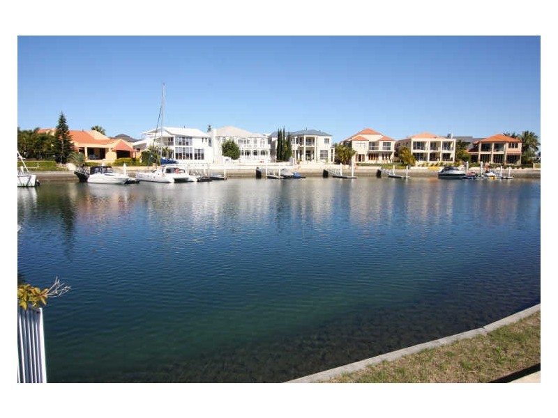 10 Queen Guineveres Place, Sovereign Islands QLD 4216