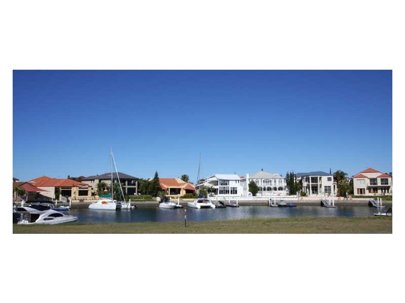 10 Queen Guineveres Place, Sovereign Islands QLD 4216