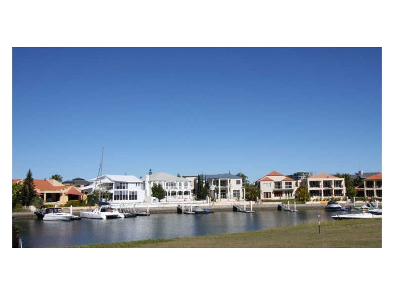 10 Queen Guineveres Place, Sovereign Islands QLD 4216