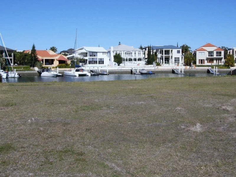 10 Queen Guineveres Place, Sovereign Islands QLD 4216