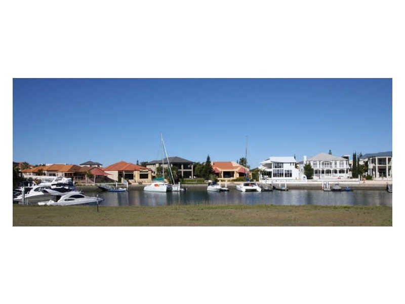 10 Queen Guineveres Place, Sovereign Islands QLD 4216