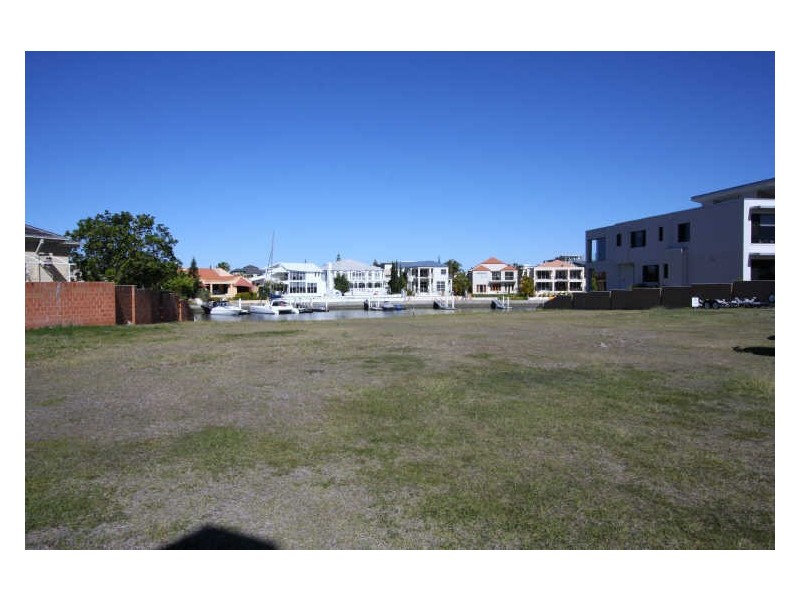 10 Queen Guineveres Place, Sovereign Islands QLD 4216