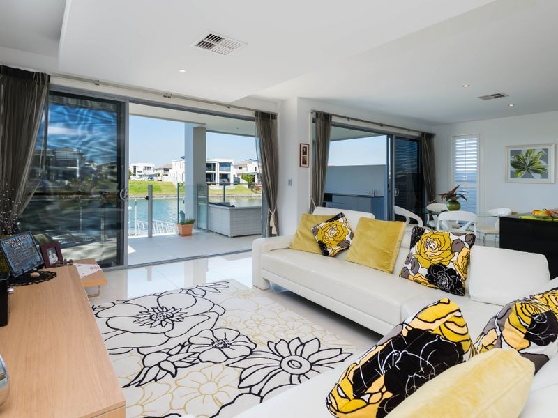 62 Riverlinks Boulevard, Helensvale QLD 4212