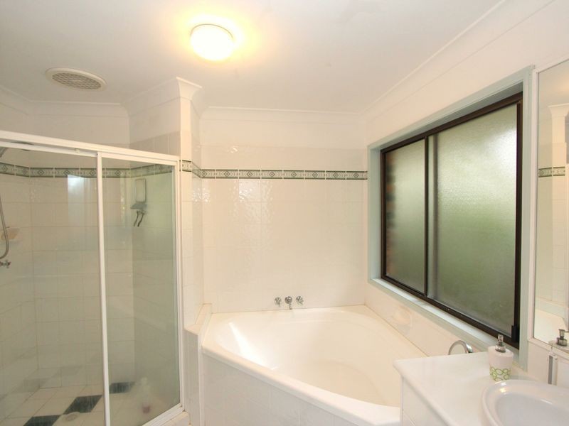 16 Coombe Avenue, Hope Island QLD 4212