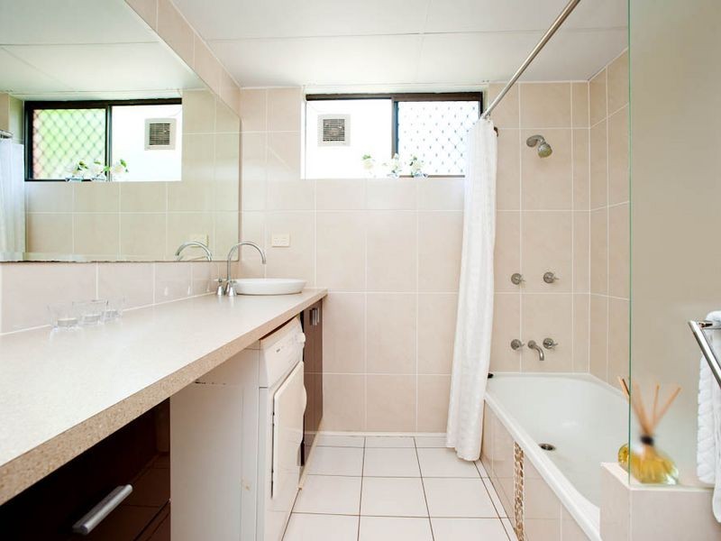1/4 Milton Avenue, Paradise Point QLD 4216