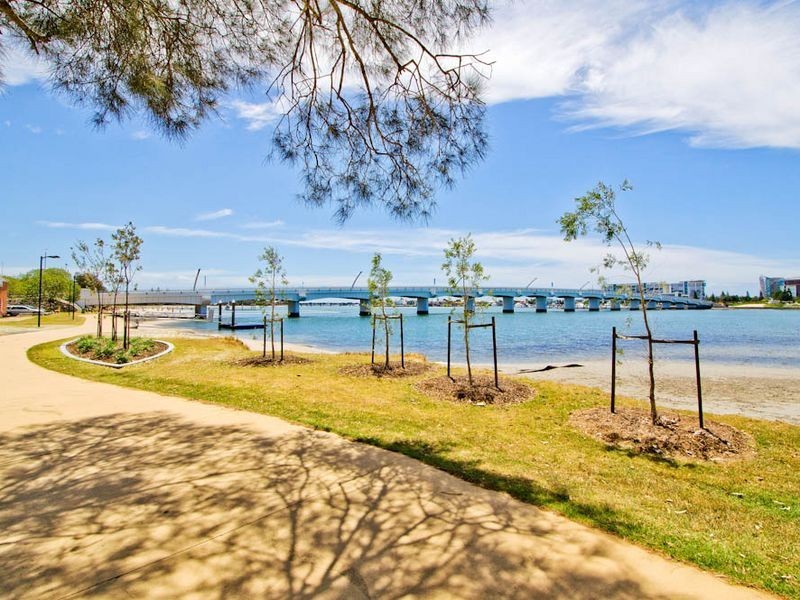 1/4 Milton Avenue, Paradise Point QLD 4216