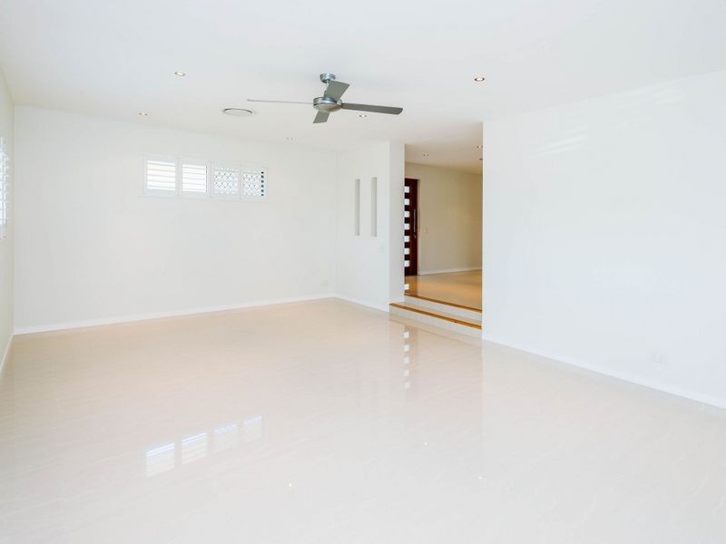 48 Matthew Flinders Drive, Paradise Point QLD 4216