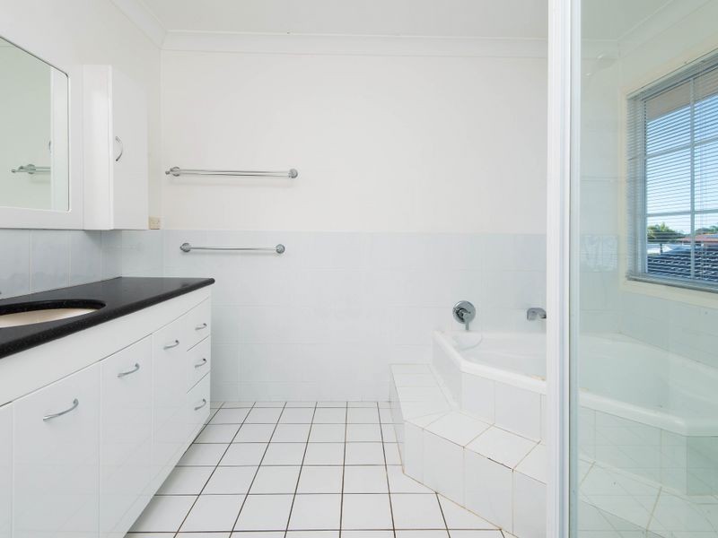 52 Oxley Drive, Paradise Point QLD 4216