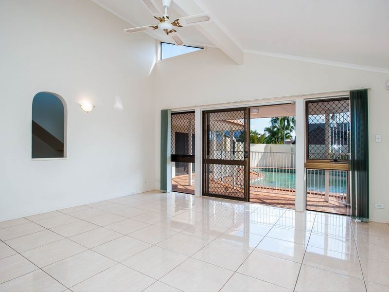 33 Seaspray Street, Paradise Point QLD 4216