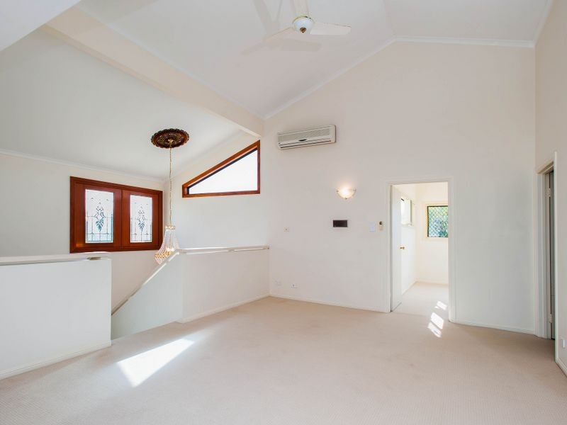 33 Seaspray Street, Paradise Point QLD 4216