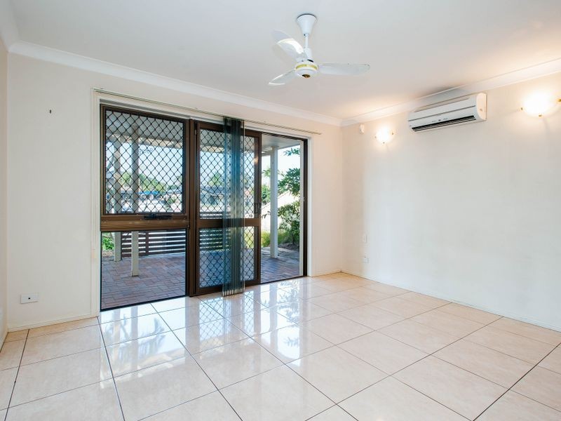33 Seaspray Street, Paradise Point QLD 4216