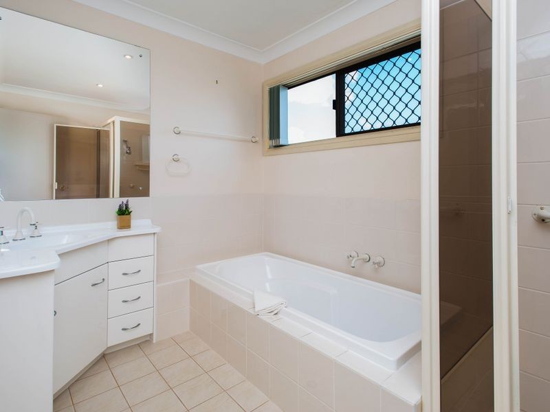 33 Seaspray Street, Paradise Point QLD 4216