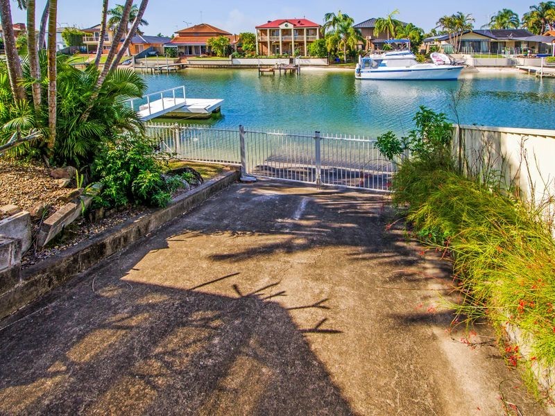 33 Seaspray Street, Paradise Point QLD 4216