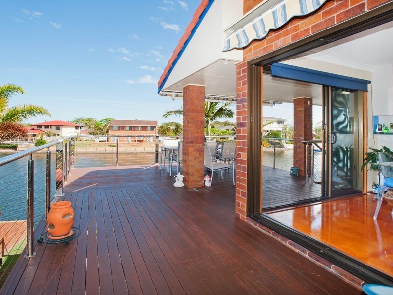 17 Erave Avenue, Runaway Bay QLD 4216