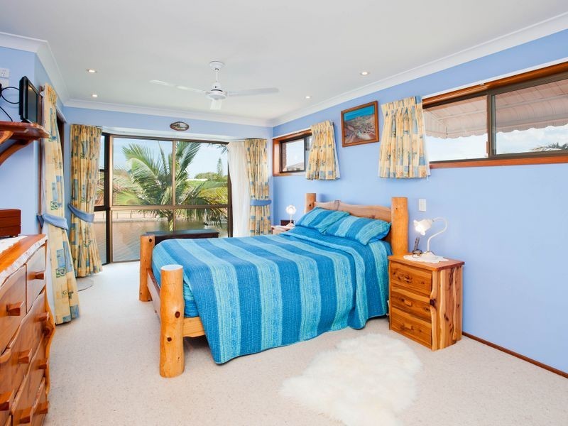 17 Erave Avenue, Runaway Bay QLD 4216