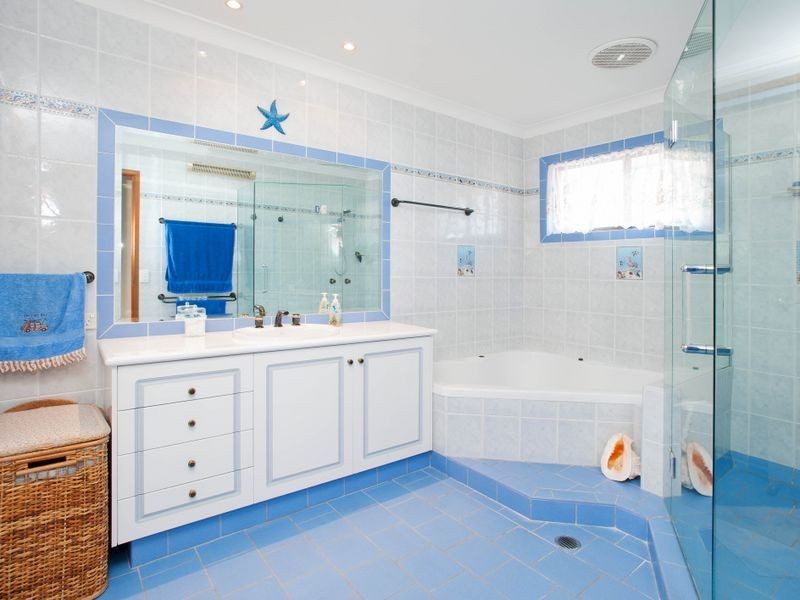 17 Erave Avenue, Runaway Bay QLD 4216