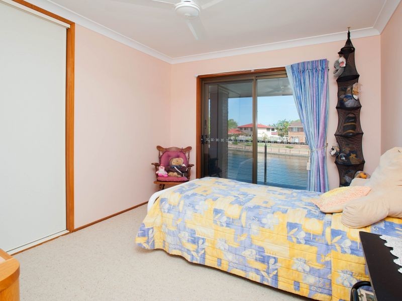 17 Erave Avenue, Runaway Bay QLD 4216