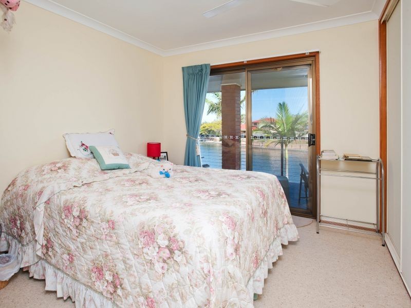 17 Erave Avenue, Runaway Bay QLD 4216