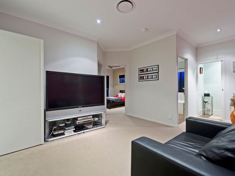 4 Ferrymans Court River Links, Helensvale QLD 4212