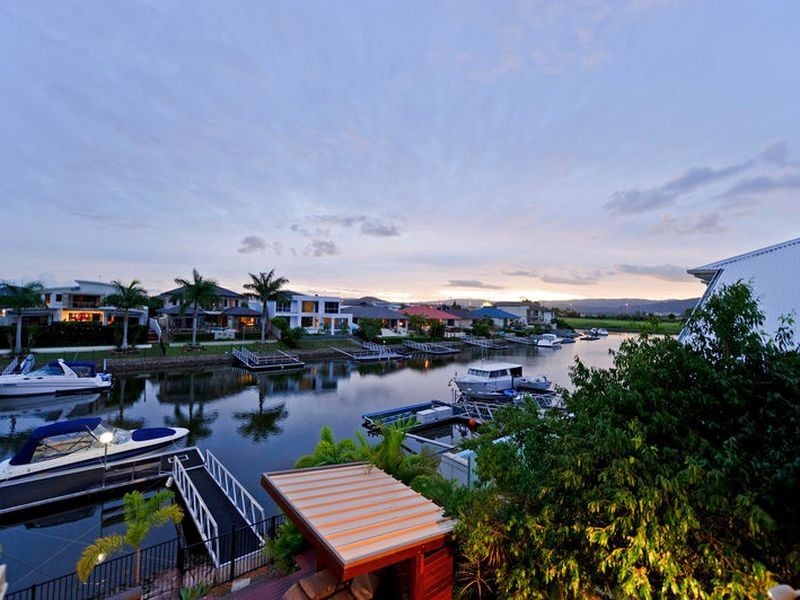 4 Ferrymans Court River Links, Helensvale QLD 4212