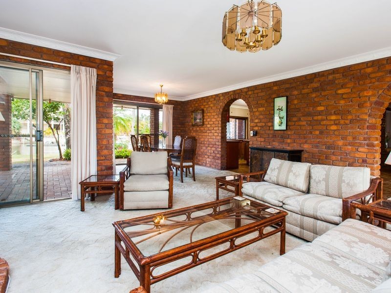 8 Kagi Court, Runaway Bay QLD 4216