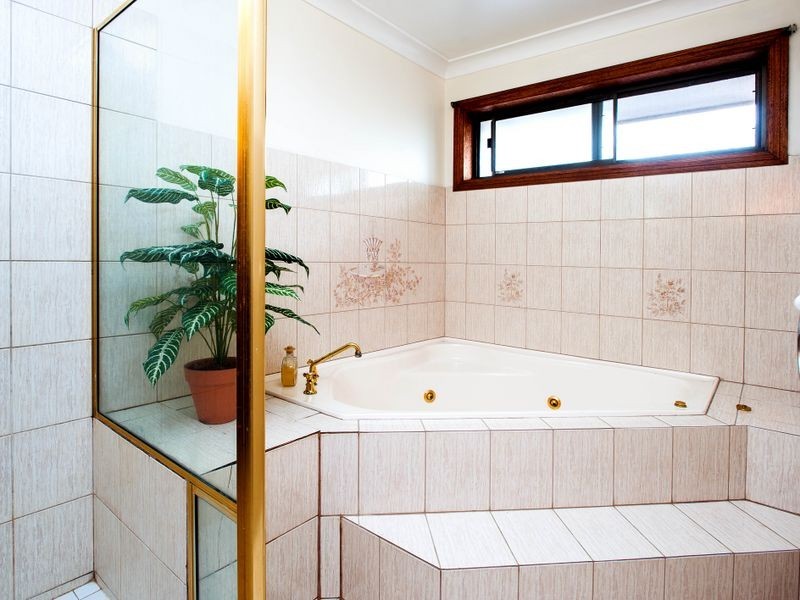 8 Kagi Court, Runaway Bay QLD 4216