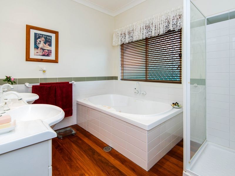 8 Iragana Street, Hope Island QLD 4212