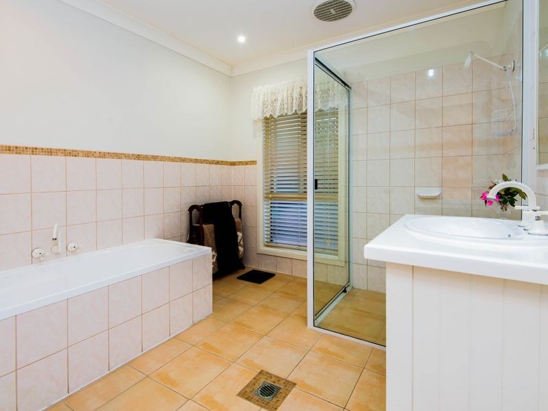 8 Iragana Street, Hope Island QLD 4212