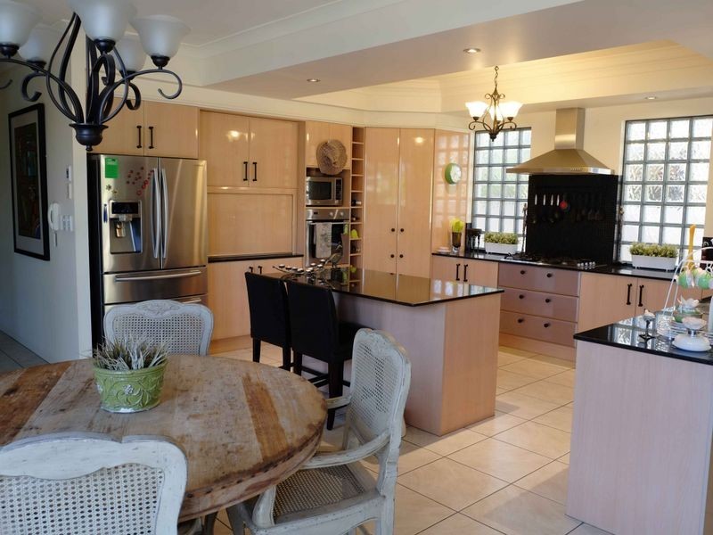 27 Calmwater Crescent, Helensvale QLD 4212