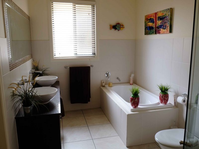 27 Calmwater Crescent, Helensvale QLD 4212