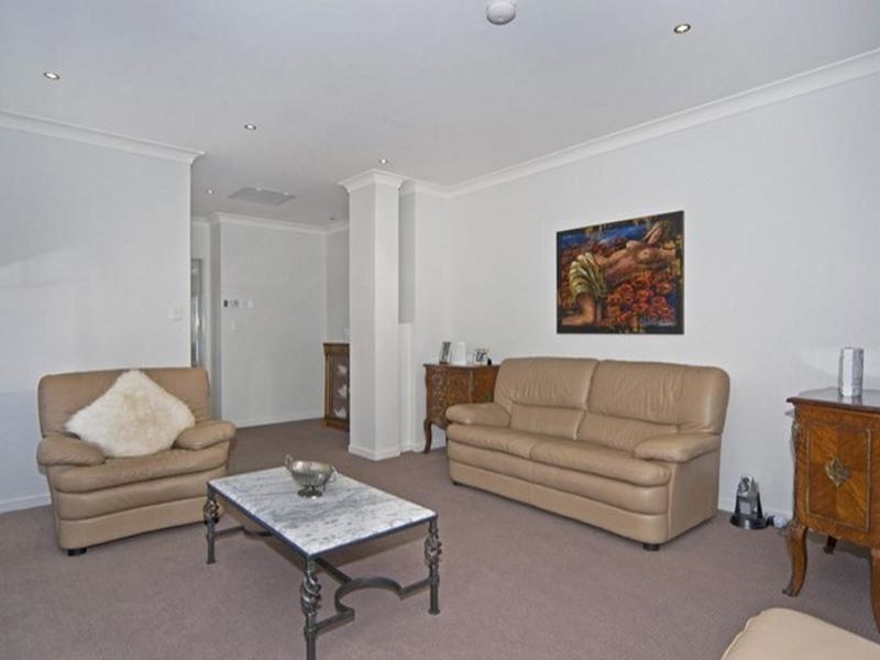 2/38 Victor Avenue, Paradise Point QLD 4216