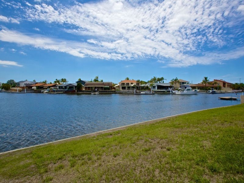 22 Erave Avenue, Runaway Bay QLD 4216