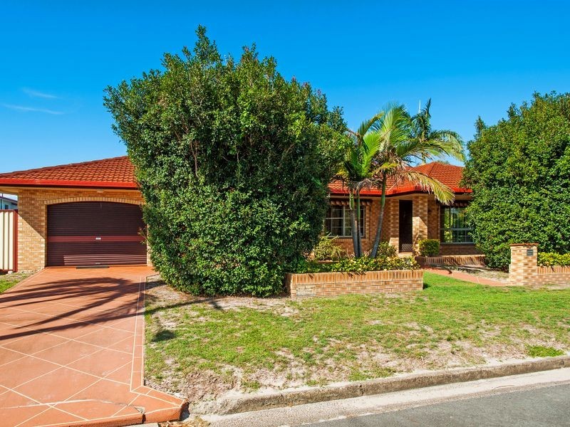 15 Robin Avenue, Paradise Point QLD 4216